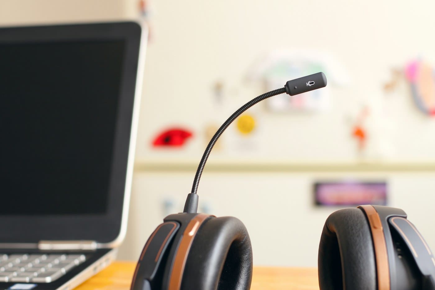Headset resting beside a laptop at the be1crypto.com customer support desk
