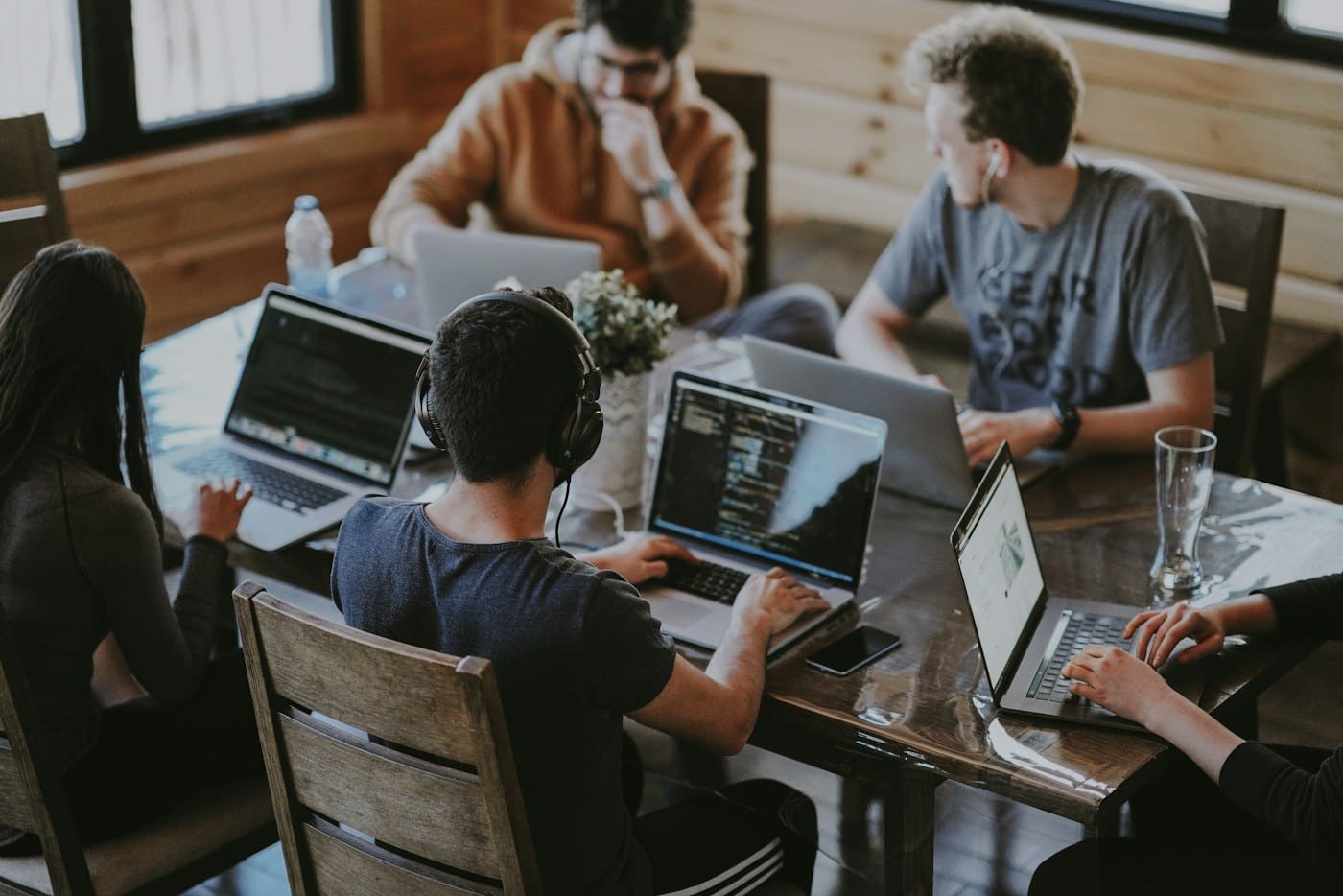 The be1crypto.com product and engineering team working together on laptops in the New York office